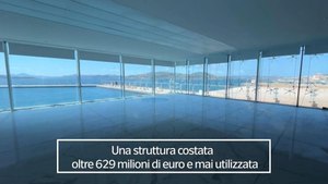 Lenzuola di seta, tappeti costosi, il lampadario firmato: ecco gli sprechi del G8 "fantasma" alla Maddalena. Dopo 17 anni tutto è rimasto così: il video esclusivo
