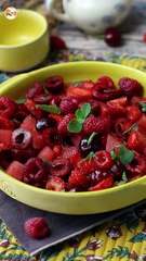 Salade de fruits rouges: fraise, framboise, cerise et pastèque, parfaite pour l'été!
