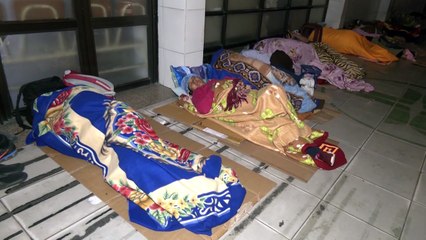 300 VO GENTE DUERME AFUERA DEL HOSPITAL T- 50 SEGU