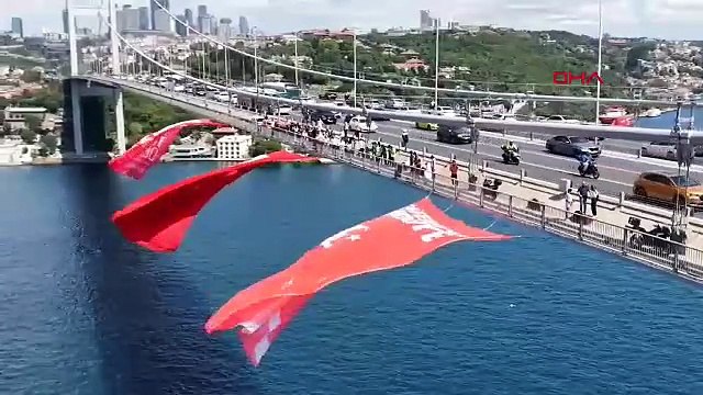 15 Temmuz Şehitler Köprüsü'ne Türk bayrağı asıldı