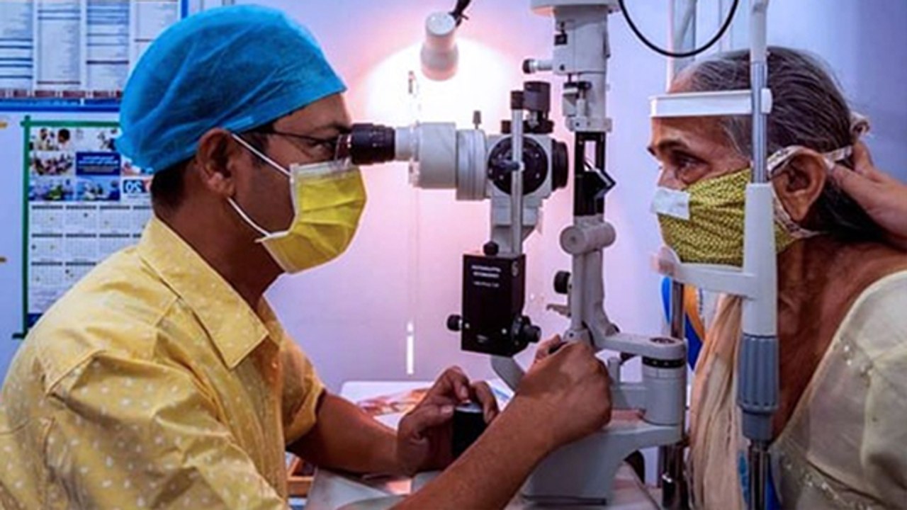 Eye Tests In 40s:बुढ़ापे में आंखों की रोशनी कम क...
