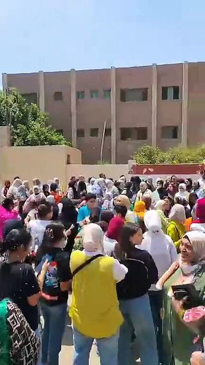 بالشماريخ والبلالين .. طلاب الثانوية العامة بالقليوبية يحتفلون بانتهاء ماراثون الامتحانات