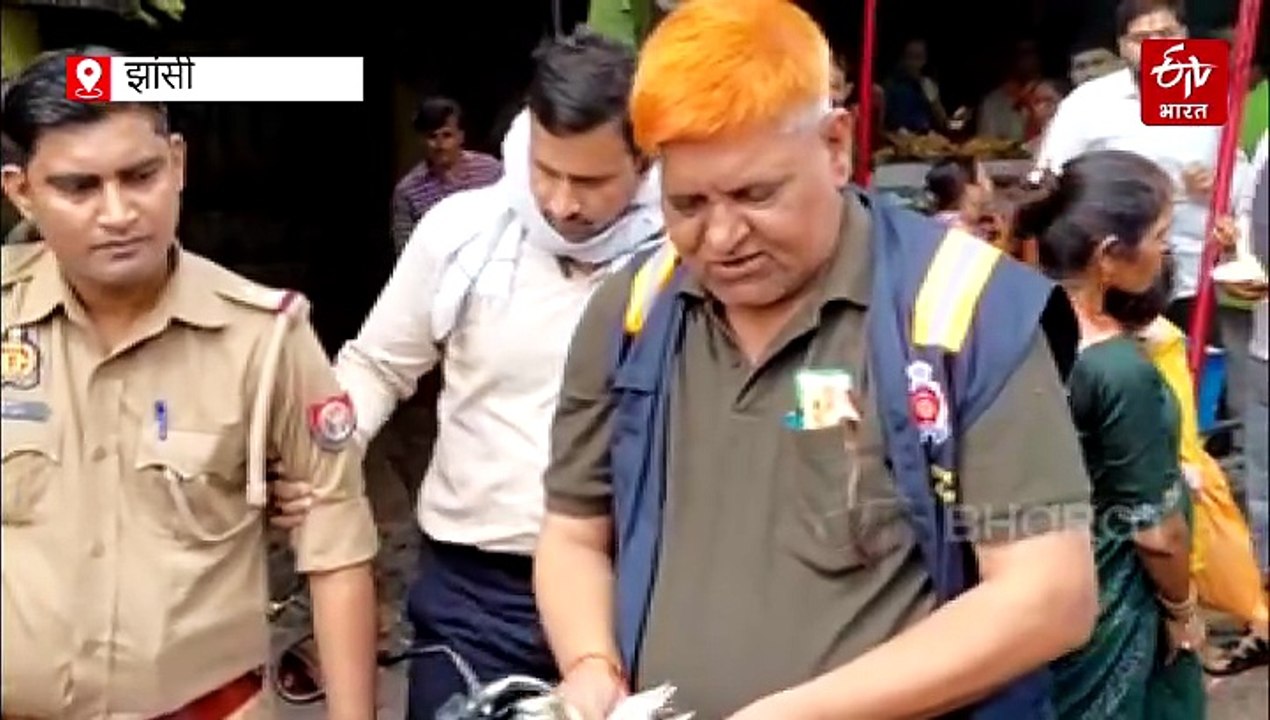 झांसी में 15 हजार की रिश्वत लेते दरोगा रंगे हाथ गिरफ्तार, एंटी करप्शन टीम ने पकड़ा तो कांपने लगा, केस में धारा बढ़ाने के लिए मांगी थी घूस