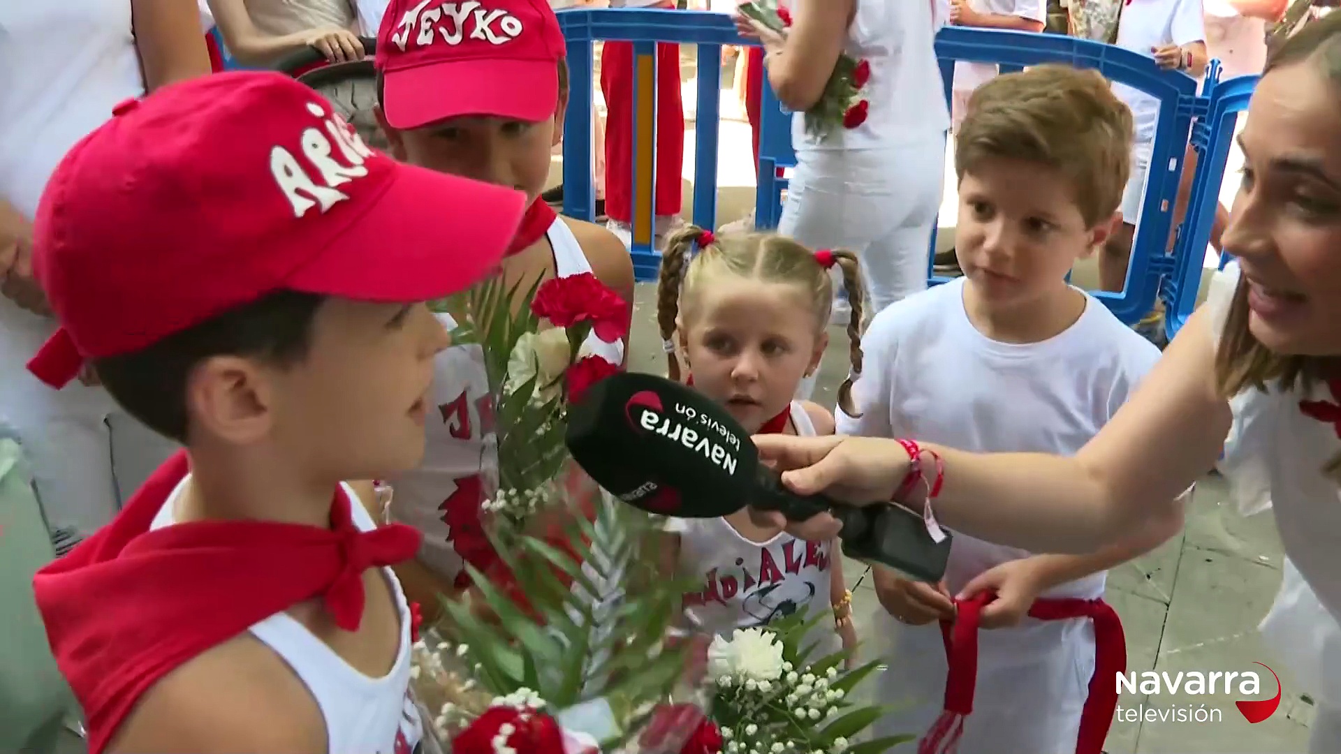 Ofrenda floral de los más pequeños a San Fermín