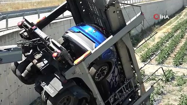 Amasya’da çarpışan tır ile kamyonet tarlaya uçtu: 2 yaralı