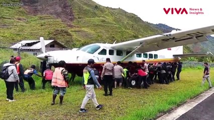 Video Pesawat Pecah Ban Saat Mendarat di Bandara Mulia Papua