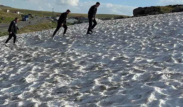 Bir ilimizde kar yağışı etkisini sürdürüyor! Sıcaktan bunalanlar karın keyfini çıkardı