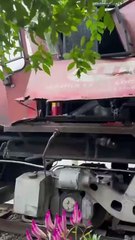 VÍDEO: Trem bate em caminhão e espalha carga na rua em Jaraguá do Sul