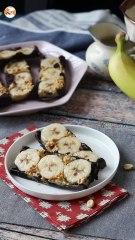 Mini tabletas de chocolate, plátano y crema de cacahuete: un bocado dulce sin azúcar añadido