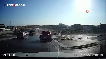 Başakşehir’de 10 aracın karıştığı zincirleme kaza!