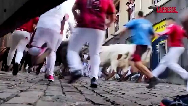 Spagna, la corsa dei tori a Pamplona: le immagini della festa