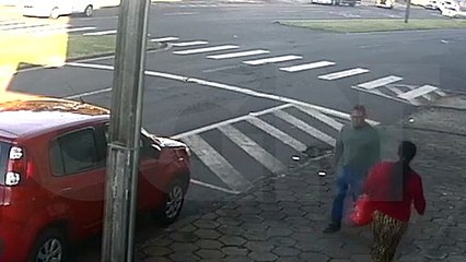 Kombi tomba após atravessar a frente de Saveiro na tentativa de conversão; Veja vídeo