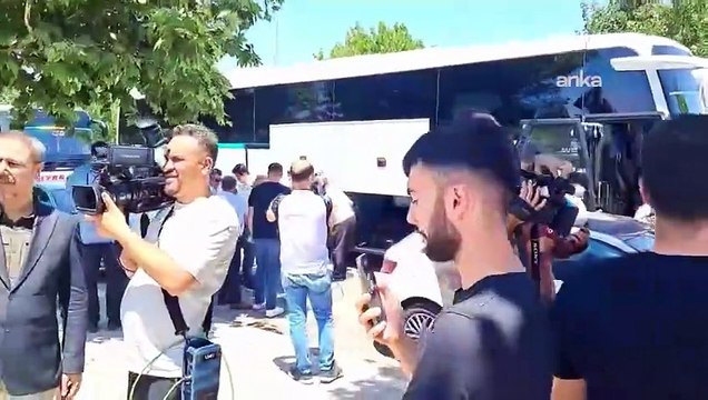 Diyarbakır'da tarihi yolculuk: PKK’nın silah bırakma törenini izlemek için 4 otobüsle yola çıktılar!