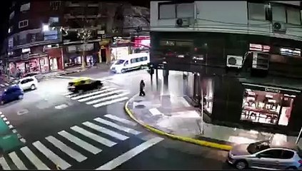 Así el colectivo embistió a una mujer y chocó contra un semáforo en Recoleta