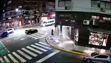 Así el colectivo embistió a una mujer y chocó contra un semáforo en Recoleta