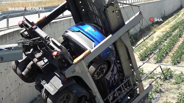 Amasya'da çarpışan tır ile kamyonet tarlaya uçtu: 2 yaralı