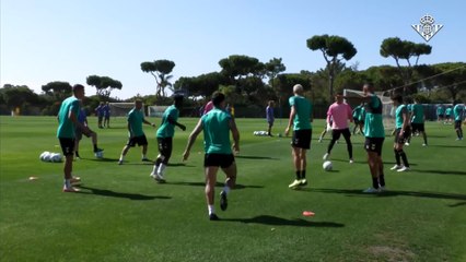 Bellerin y el Chimy, sobre el césped en el primer entrenamiento en Portugal