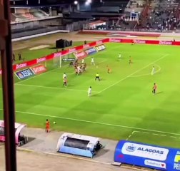 MC Daniel comemorando gol do CSA no Estádio Rei Pelé