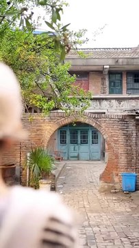 After Qiao Tian escaped from the clutches of her uncle, she accidentally ran into the arms of a rough man. The man looked rough and bad, but he protected her to the core and held her in his palm. He coaxed her from neighbors to cohabitation, but he had al