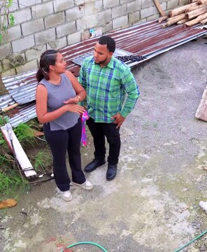 Por ahorrar dinero construyo una casa encima de la casa de su madre