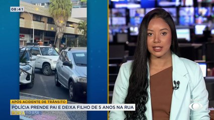 Homem sofre "mata-leão" de policiais na frente do filho de 5 anos após colidir com viatura