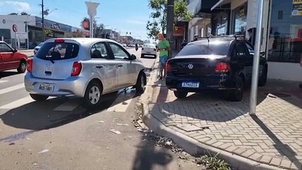 Carros batem na Avenida Carlos Gomes e um deles vai parar na calçada