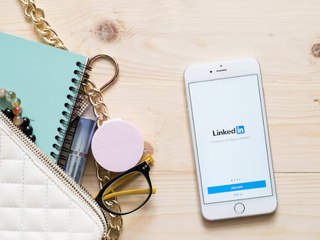 LinkedIn y el efecto del positivismo tóxico en tus compañeros: "Nadie lo llama mentira, pero es el Instagram de los adultos que se creen serios"