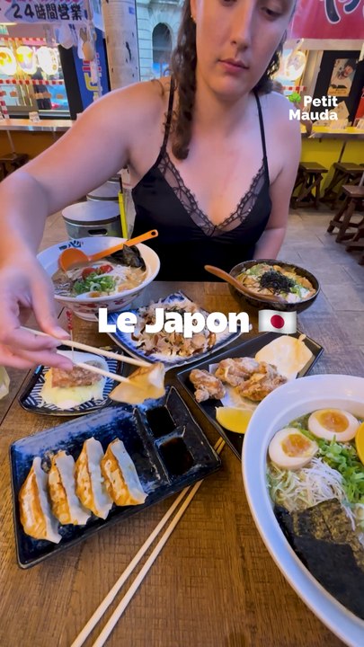 Gros coup de cœur… j’me suis crue à Tokyo le temps d’un ramen. 🇯🇵🍥Ce resto, c’est une pépite : néons japonais, lanternes rouges, bouillon qui sent bon… t’as direct l’impression d’être paumé dans une ruelle de Shibuya.©️ Crédit : @petitmauda
