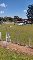 Criança de 2 anos é atingida por portão e trazida de helicóptero