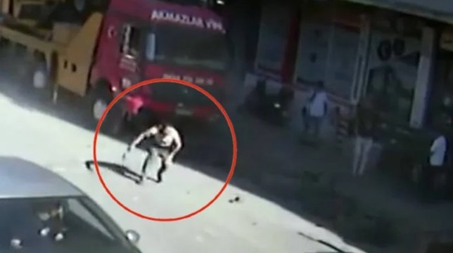 Bahçelievler'de kamyon lastiği tamir sırasında patladı