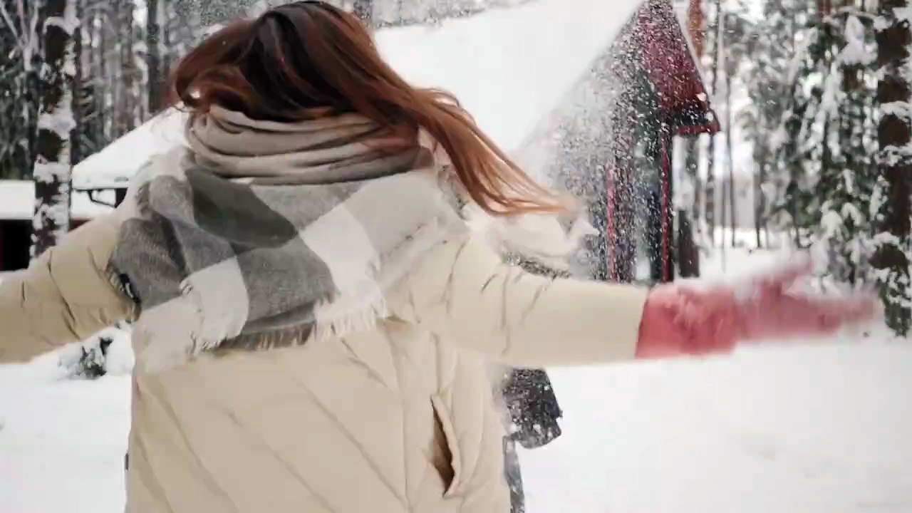 Two people are standing in the snow in the woods😱