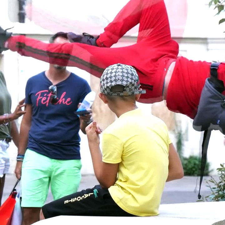 En mode acrobate avec un bébé dans les bras 😳
