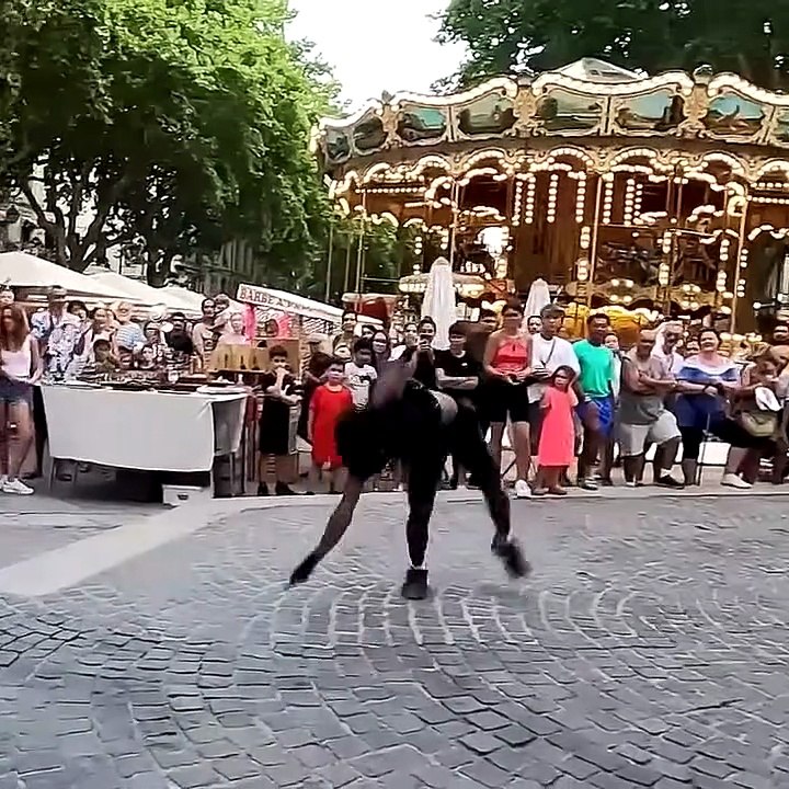 Spectacle de rue pour un SDF de 82 ans 😍