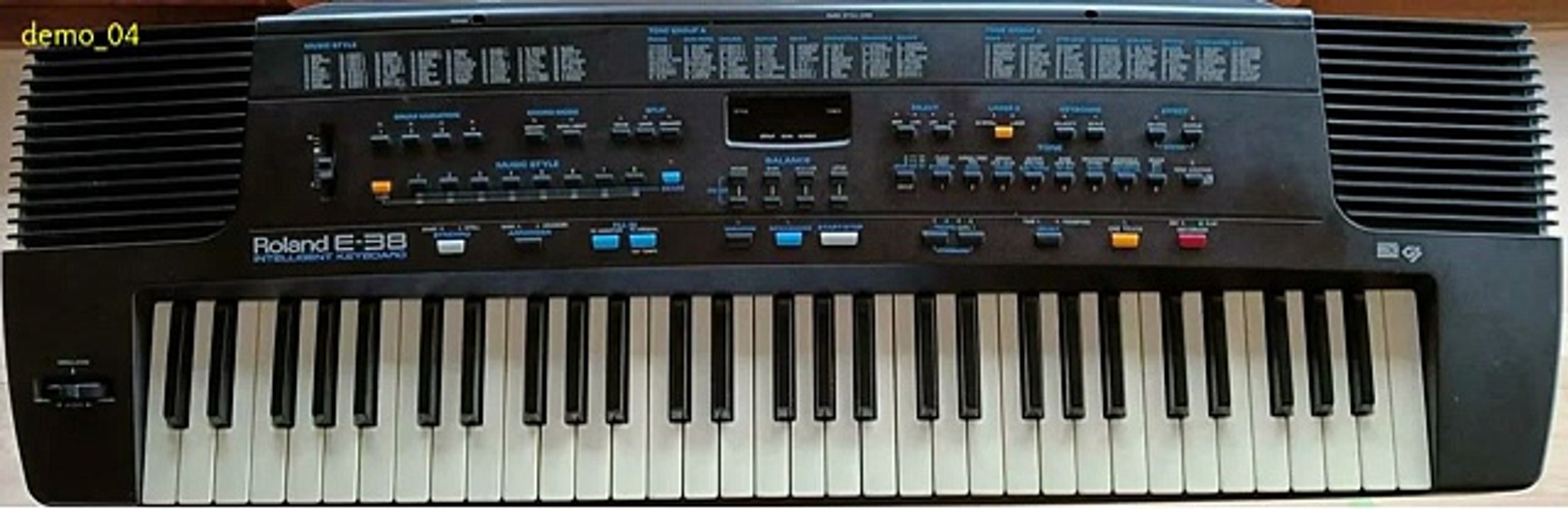 Roland シンセサイザー E-38 イタリア製 Roland E-38 (sound and styles demonstration) HiQ sound - YouTube