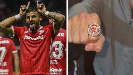Alexis Vega consiente a sus compañeros de Toluca con anillos de la victoria