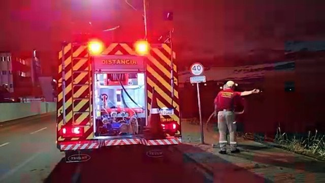 Bombeiros combatem incêndio em área de vegetação na Rua Carijós