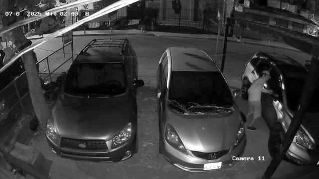 Exponen en vídeo a ciudadano robando retrovisores de carros durante la madrugada
