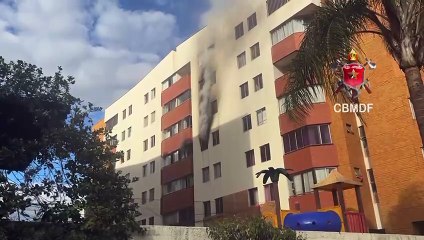 Apartamento pega fogo em edifício no Guará II