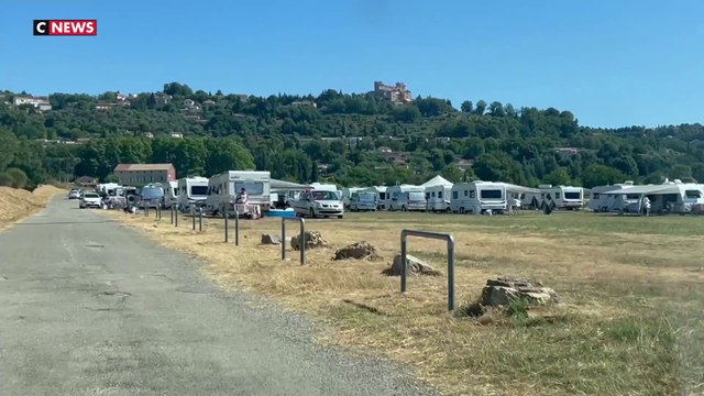 150 caravanes de gens du voyage stationnent sur le terrain d’aviation de l’aérodrome de Fayence