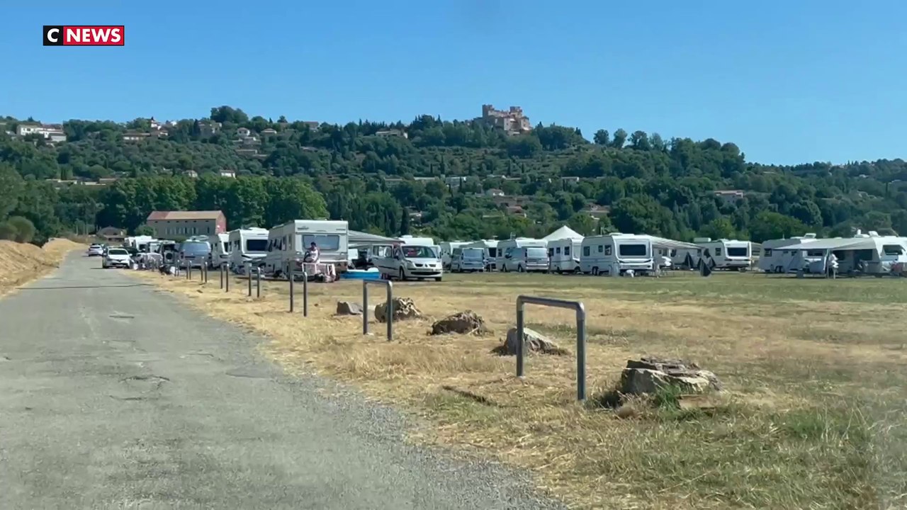150 caravanes de gens du voyage stationnent sur le terrain d’aviation de l’aérodrome de Fayence