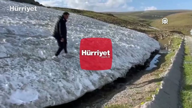 Sıcaktan bunalanlar Ardahan'ın karlı yaylalarında serinliyor!