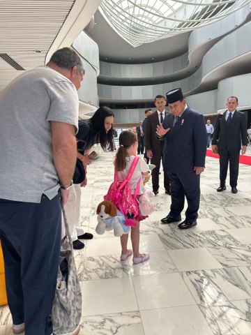 Beautiful! Momen Manis Prabowo Berpapasan dan Sapa Anak Kecil Brasil