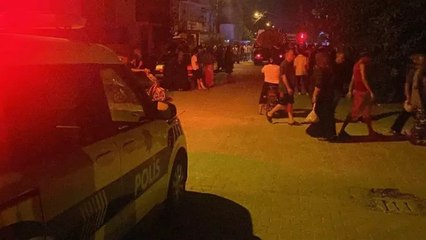 Babasının evini yaktı, alevler bir eve daha sıçradı! Mahallelinin saldırdığı şüpheliyi polis kurtardı