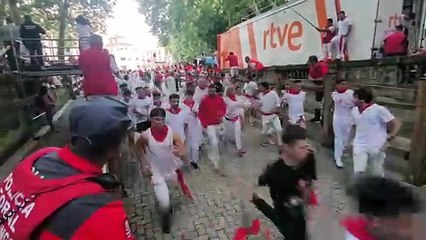 Tensión en la bajada al callejón en el quinto encierro de San Fermín