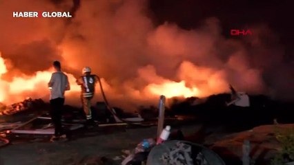 Eyüpsultan’da lastik deposu alev alev yandı