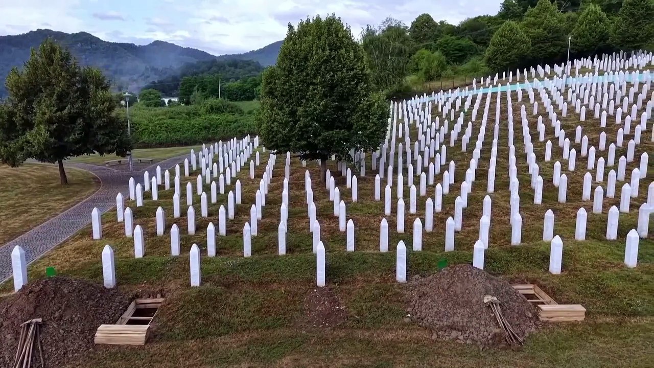 Vítimas de Srebrenica enterradas 30 anos após massacre