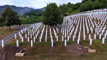 Vítimas de Srebrenica enterradas 30 anos após massacre