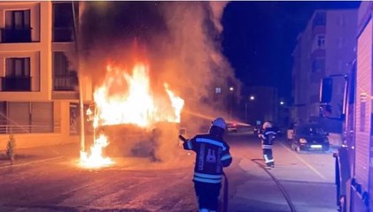 Erzurum’da park halindeki araç alev topuna döndü