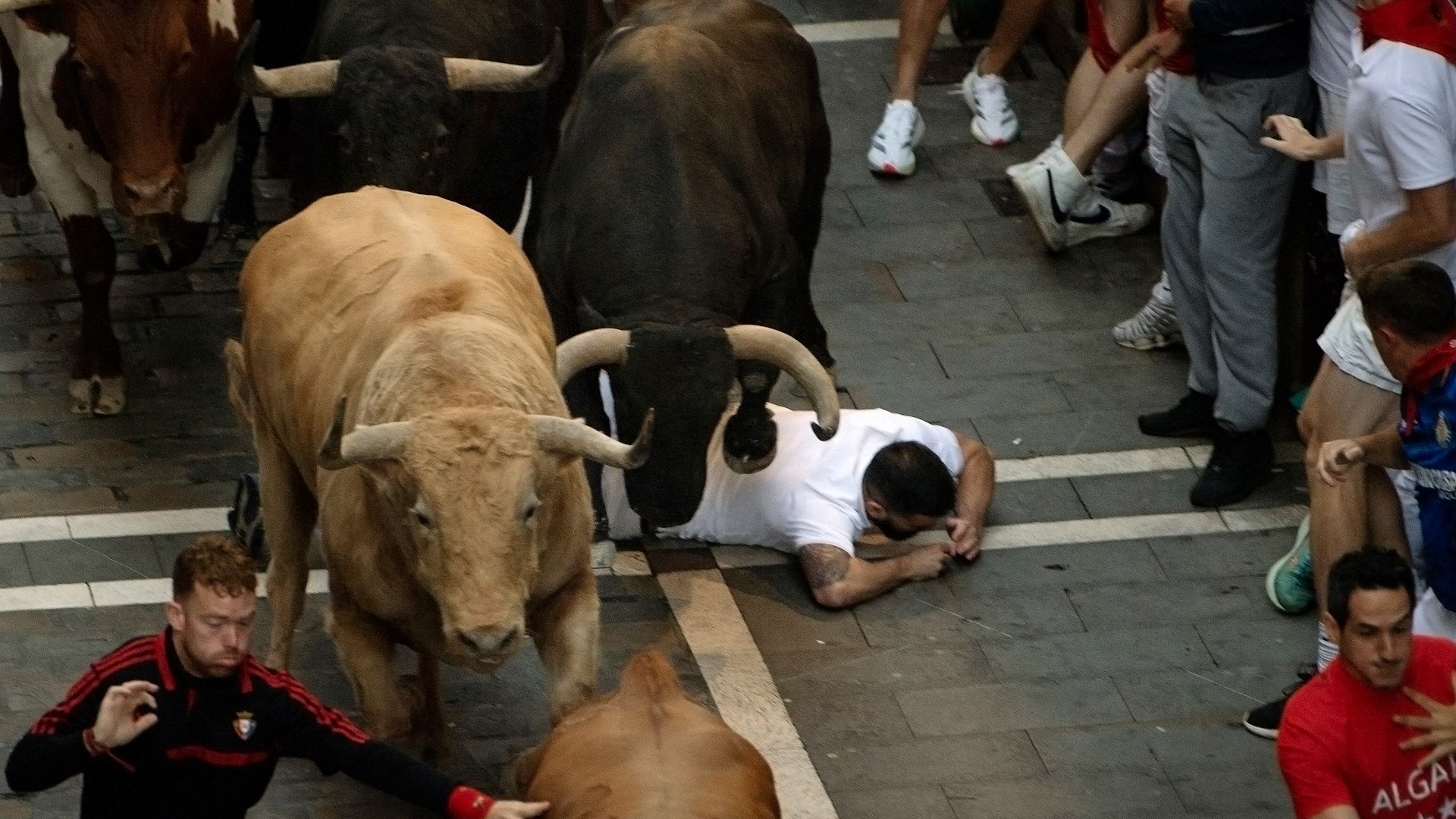 Con presencia y mucha velocidad, los toros de la ganader�a Jandilla han dejado grandes momentos en este quinto encierro de sanfermines.

Mozos arrollados, varias cogidas y carrerones a velocidad de v�rtigo se han sucedido durante todo el recorrido.