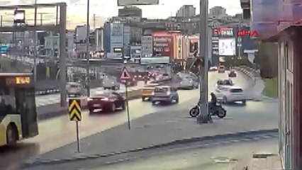 Avcılar’da Kontrolsüz Çıkış Kazayla Sonuçlandı: Otomobil Bariyerlere Çıktı